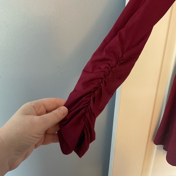 Lisa Bayne Sharkbite Tunic Top Red Asymmetric Hem Ruched Gathered Sleeve Size M - Picture 2 of 7